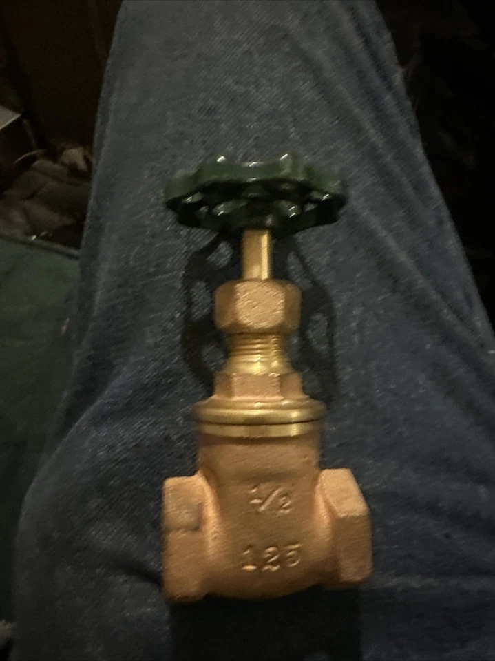 Hammond 600 Gate Valve  125 Lbs  1/2"  Threaded Nib Nos - Image 1 of 4