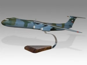 Lockheed C-141 Starlifter USAF Camouflaged Desk Wood Airplane Model Large 1/130 - Imagen 1 de 10