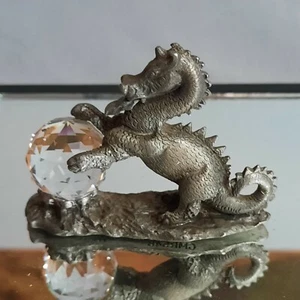 Estatuilla de dragón de peltre Spoontiques 1984 con bola de cristal vidrio cortado transparente - CMR548 - Imagen 1 de 4