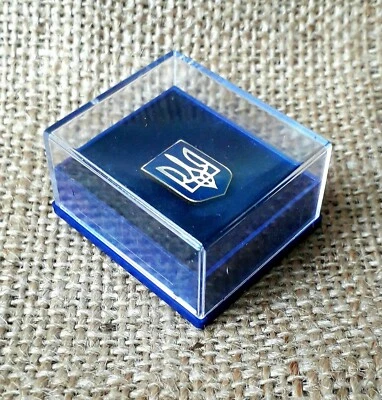 Pin de solapa ucraniano oro Tryzub tridente símbolo regalo de Navidad caja de regalo 0,6" Foto 1 de 4