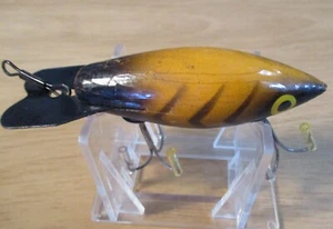 VTG FISHING Lure~"BOMBER BAIT CO"~1946 EARLY Yellow Eye HAND MADE TIE LINE/Tail~ - Foto 1 di 12
