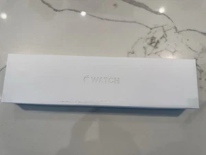 Apple Watch Series 8 - Montre connectée GPS + GSM Cellular 41 mm neuve Starlight - Photo 1 sur 2