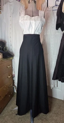 Falda para caminar victoriana negra de mezcla de lana pesada Foto 1 de 4