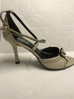 Zapatos para mujer Carlos hueso con detalles negros y plateados tacones talla 9. Foto 1 de 4