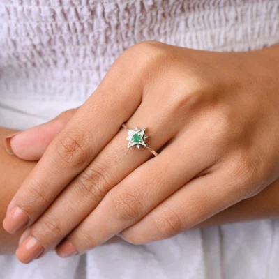Fantastic Star Shape With 0.10CT Simulated Emerald Wedding & Birthday Woman Ring - Image 1 of 4