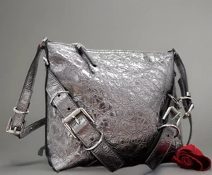 AUTÉNTICO NUEVO CON ETIQUETAS $1950 Givenchy SM Voyou Cuero Metálico Arrugado Hombro-Gris Plateado - Imagen 1 de 23