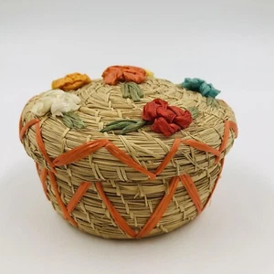Hand Made Rafia Straw Round Trinket Box With Lid Floral Design Small - Picture 1 of 6