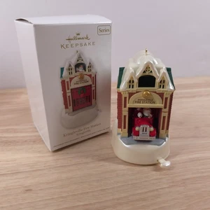 Hallmark Kringleville Estación de Bomberos Ornamento Recuerdo 2012 Puerta Retráctil - Imagen 1 de 10