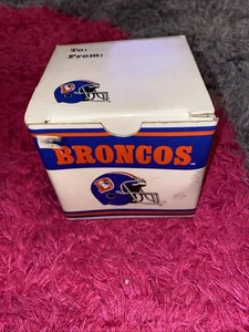 Taza de café vintage de los Denver Broncos años 80 nueva en caja NFL Russ Berrie Stadium Box - Imagen 1 de 9