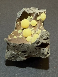Calcit (Typ: Kugelcalcit) auf Basalt, aus Italien, Mineralien N°14/B32 - Bild 1 von 5