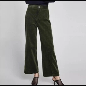Pantalón de pana de cintura alta ZARA para mujer medio tubo verde bosque - Imagen 1 de 10