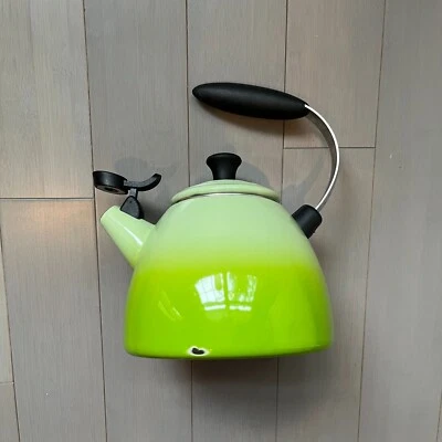 Tetera Le Creuset verde lima esmaltada sobre acero kiwi silbido 1,6 qt en muy buena condición Foto 1 de 4