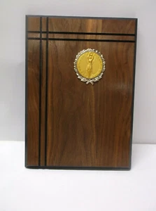 Targa premio in noce massello 9x12" con diametro 2 1/2" Medaglione Vittoria Alata NOS - Foto 1 di 7