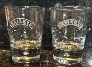 Usado en excelente estado! (2) Vasos Baileys Original Irlandés Crema Grabado Logo Burbuja Base Rocas - Imagen 1 de 3