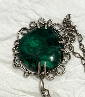 Collar artesanal vintage malaquita natural y plata de ley envuelto en alambre 24 pulgadas Foto 1 de 4