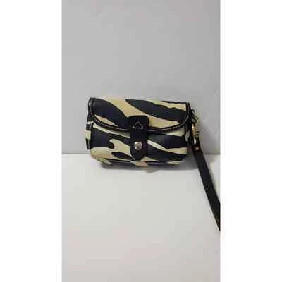 Bolso sin asas de cuero Dooney and Bourke muñeca a presión estampado de cebra  Foto 1 de 4