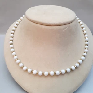 Vintage Monet zarte Perlenkette klein weiß und goldfarben 18 Zoll signiert - Bild 1 von 6