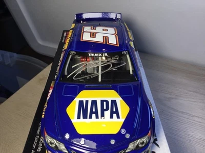 Firmado 1:24 Martin Truex Jr #55 NAPA 2013 MWR CAMRY AUTOGRAFIADO DieCast NASCAR Foto 1 de 4