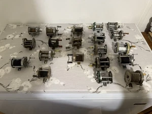 Lot Of 20 Vintage Fishing Reels for parts or rebulid - Picture 1 of 5