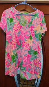 LILLY PULITZER ETTA V-NECK TIGERS LAIR PRINT TEE SHIRT - SIZE L - Picture 1 of 4