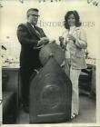 1974 Press Photo Earl Duplantier & Brenda Hennessey draw names for jury pool
