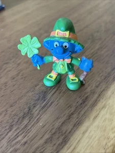 LEPRECHAUN SMURF with Shamrock - Vintage 1982 SMURFS Peyo Schleich PVC Figure - Picture 1 of 4