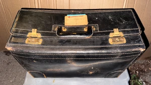 Antike 50er Jahre Ära schwarz Leder Arzt Reisetasche Aktentasche MCM Messing Verschlüsse - Bild 1 von 8