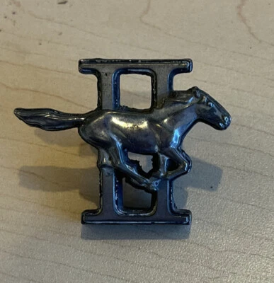 ВИНТАЖНЫЙ FORD MUSTANG II RH ЭМБЛЕМА D5ZB-16702A 1975 - Изображение 1 из 2