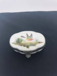 Caja de baratijas festoneadas ovaladas pintadas a mano de colección Sevres - Imagen 1 de 7
