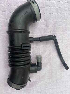 B595132202 MANGUERA MALETERO ADMISIÓN AIRE Mazda 323 Protege DE2174364-52 1995 1996 Foto 1 de 3