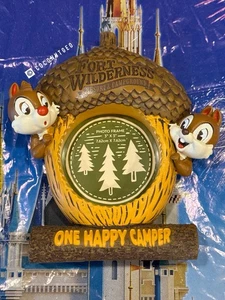 "Marco de fotos de 3x3"" Chip & Dale Happy Camper de los parques de Disney Fort Wilderness Resort" - Imagen 1 de 2