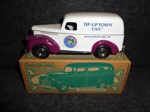 1946 CHEVROLET SUBURBAN DIECAST TRUCK COIN BANK TIP UP TOWN USA  Displayed