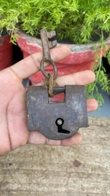 古董收藏品旧铁黄铜混合手工制作手工锻造锁和钥匙功能 — 第 1/4 张图片