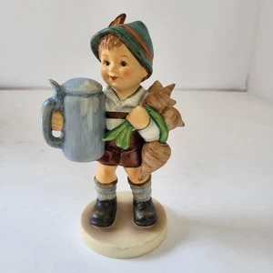 Figura de colección Goebel Hummel para padre niño alemán con sombrero alpino Stein Turni - Imagen 1 de 7