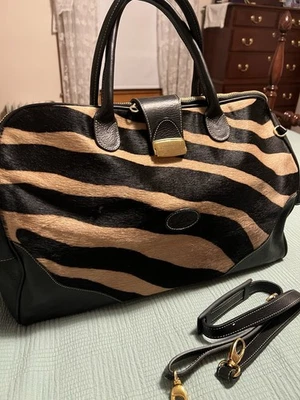 Bolso de Lona Grande Terrida Tangaroa Cuero Negro y Pelo de Becerro Estampado Animal  Foto 1 de 4