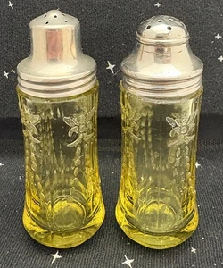Vintage Federal Madrid Ambra Depressione Vetro Sale e Pepe Shaker 4" Coperchi Mancata corrispondenza - Foto 1 di 10