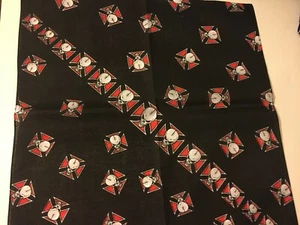 TESCHI DIAGONALI OSSA INCROCIATE SU CROCE MALTESE IN BANDANA NERA FONDO - Foto 1 di 4