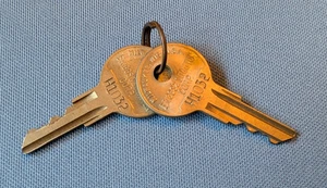 2 vtg keys H1032 BRIGGS & STRATTON CORP BASCO Milwaukee Wis. - Picture 1 of 3