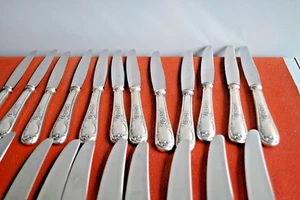 NOGENT  12+12 COUTEAUX table et ENTREMET STYLE LOUIS XV METAL ARGENTE ET INOX - Foto 1 di 4