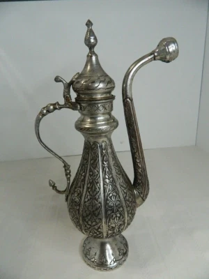 Antigua cafetera de Oriente Medio hecha a mano de cobre diseño intrincado 15" de alto Foto 1 de 4