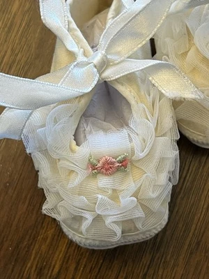 Zapatos de cuna de bebé ideales vintage años 60 Mrs. Day's con detalles de encaje y cinta. Foto 1 de 4