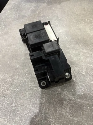 Toyota Prius C 2014 caja de conexiones relé de batería G92Z1-33010 OEM 12 13 14 15 16 Foto 1 de 4