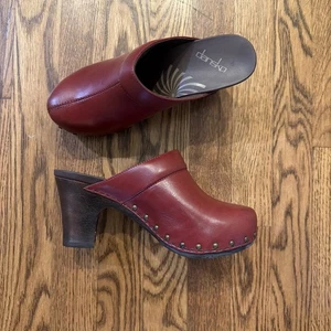Zuecos DANSKO Rae Tachonados Mules Madera Bloque Tacón Retro Clásico Rojo Talla 6.5-7 / 37 - Imagen 1 de 16