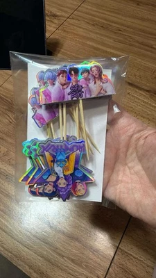 Toppers para cupcakes de fiesta de cumpleaños Huntrix Foto 1 de 2