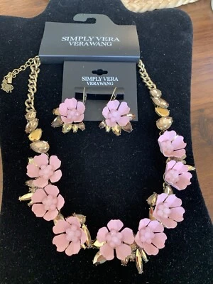 Nuevo conjunto de collar floral de metal rosa de Vera Wang en cadena y pendientes de oro antiguo Foto 1 de 4