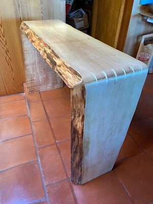 Mesa consola cascada Tanoak Foto 1 de 4