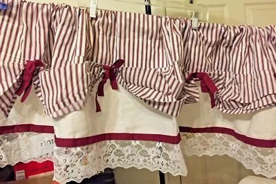 Cenefa de encaje globo a rayas con resortes 60 pulgadas x 13 pulgadas (153 cm x 33 cm) Borgoña Foto 1 de 4