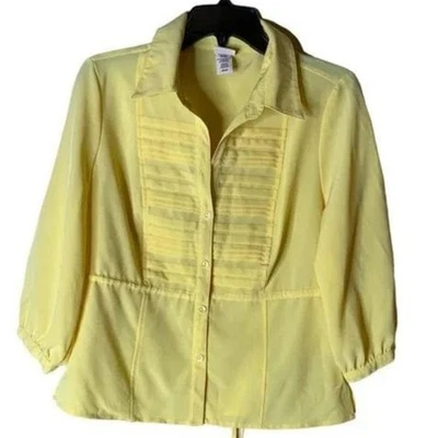 Blusa para mujer Covington Petite talla mediana elástica con botones amarilla  Foto 1 de 4