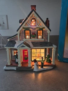 Weihnachtsmann Werkbank Weihnachtsdorf Briar Hill Manor 2000 Leuchtaufsteller  - Bild 1 von 11