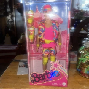 IN-HAND Barbie The Movie Ken Sammlerpuppe Neon Inline Rollschuh Outfit - Bild 1 von 2
